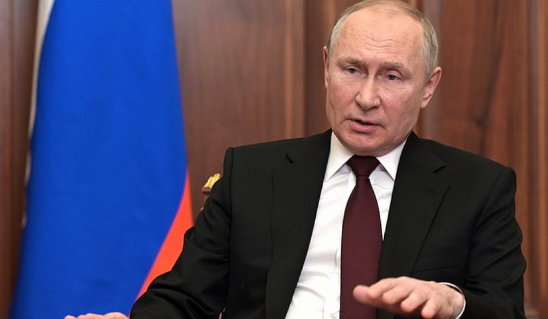 Poetin tijdens zijn televisietoespraak over Oekraïne. Foto Kremlin