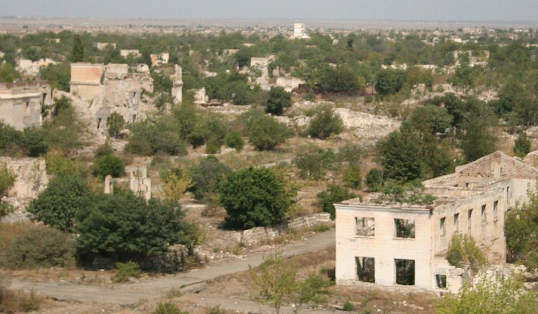 Raam op Rusland: De Azerbeidzjaanse spookstad Ağdam in Nagorno-Karabach, dat in 1993 verwoest werd door het Armeense leger. Foto Wikimedia