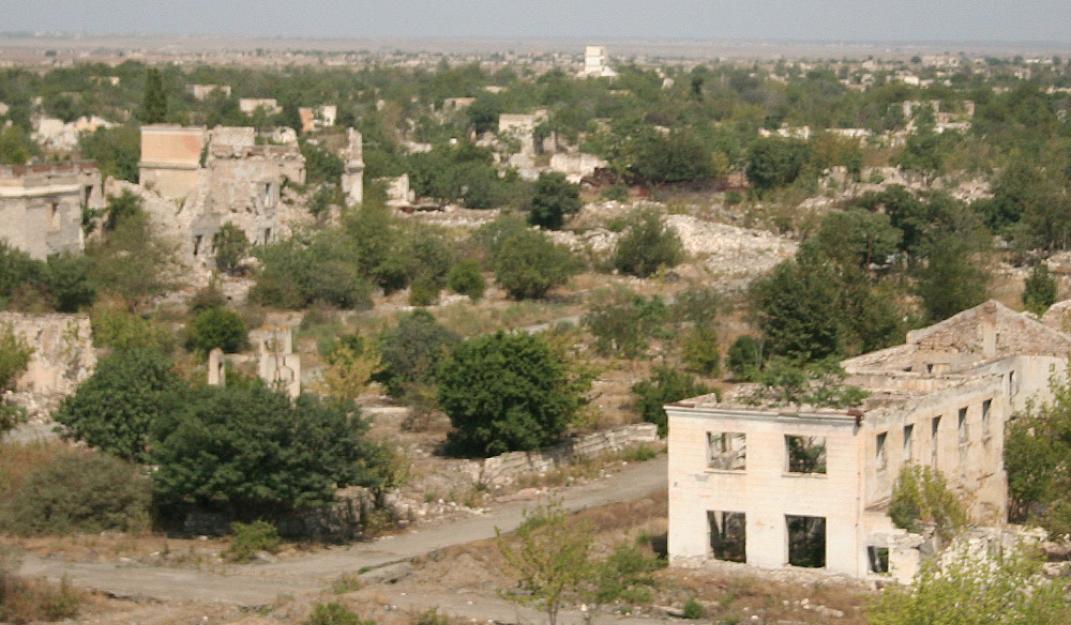Raam op Rusland: De Azerbeidzjaanse spookstad Ağdam in Nagorno-Karabach, dat in 1993 verwoest werd door het Armeense leger. Foto Wikimedia