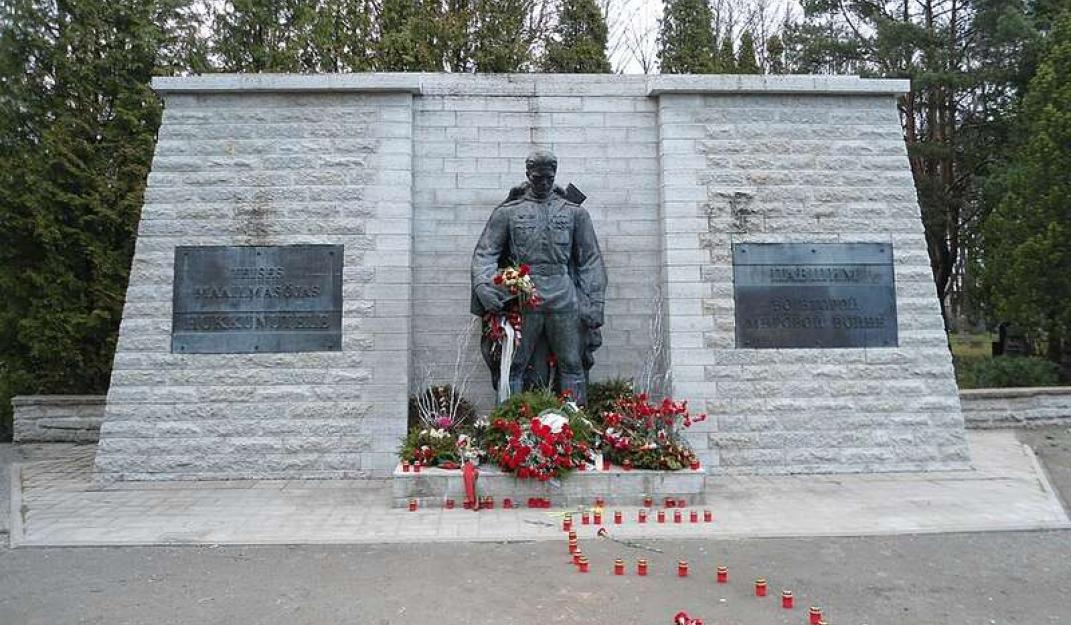 Raam op Rusland: De Bronzen Soldaat, omstreden monument ter ere van de Sovjet-overwinning op nazi-Duitsland. Foto wikimedia cc