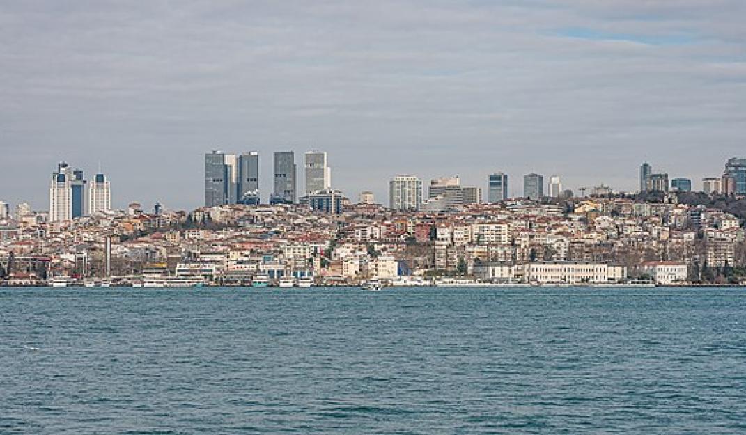 Raam op Rusland: bosporusDe zeestraat Bosporus verbindt de Zwarte Zee met de Middellandse Zee. Eind maart werd een vanuit Oekraïense wateren op drift geraakte zeemijn onschadelijk gemaakt door de Turkse marine. Foto Wikimedia