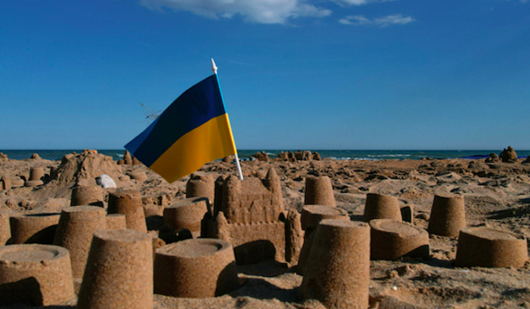 DutchCulture: sandcastles_built_by_ukrainian_refugees_and_locals_to_mourn_the_children_who_were_killed_during_the_war_-_photo_by_maria_plotnikova