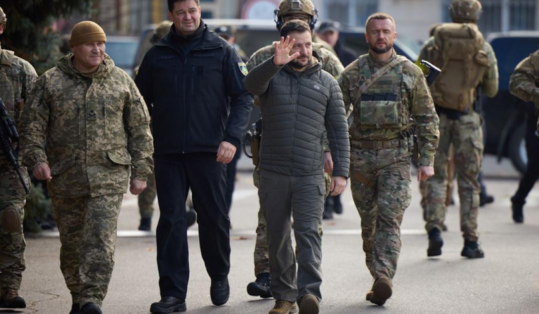 Raam op Rusland: zelenski in cherson na heroveringZelenski dook direct op in Cherson om de bevolking te steunen en de vlag te hijsen (foto twitter)