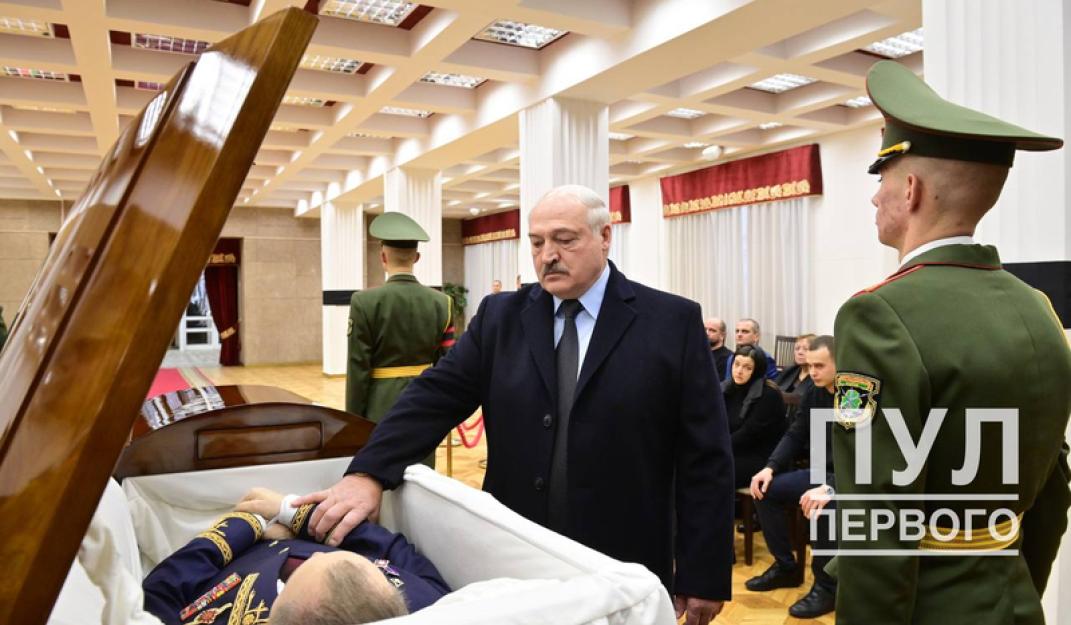 Raam op Rusland: Lukashenko bids farewell to his minister of Foreign Affairs Vladimir Makei (picture Pool1)