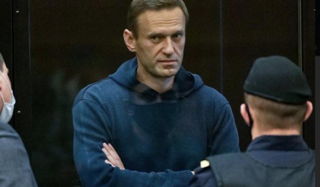 Aleksej Navalny in een van de talloze rechtszaken tegen hem in Moskou