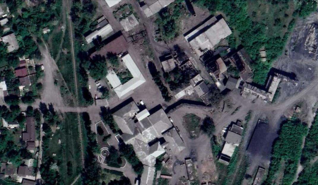 The abandoned Petrovskaya coal mine (number 4-21) on the outskirts of Russian-occupied Donetsk in June 2022. Screenshot from Google Earth. According to ASTRA sources, the command of the 5th and 110th brigades organized a 'concentration camp' for its own soldiers in the basements of the building.