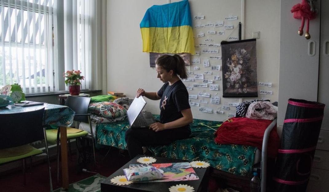Een lid van het Verenigd Oekraïens Ballet in haar kamer in Den Haag / Reuters