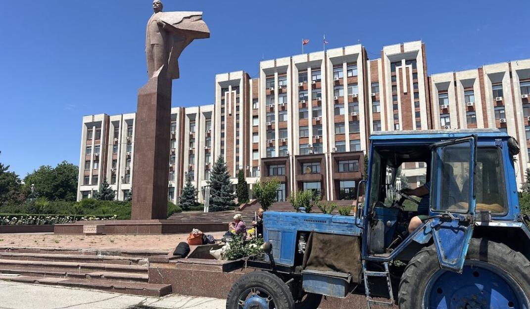 Het imposante Leninstandbeeld voor het parlementsgebouw van Transnistrië, in 'hoofdstad' Tiraspol. Op de voorgrond is de lokale plantsoendienst druk met het onderhoud van de openbare groenvoorziening. Foto: Dénis van Vliet