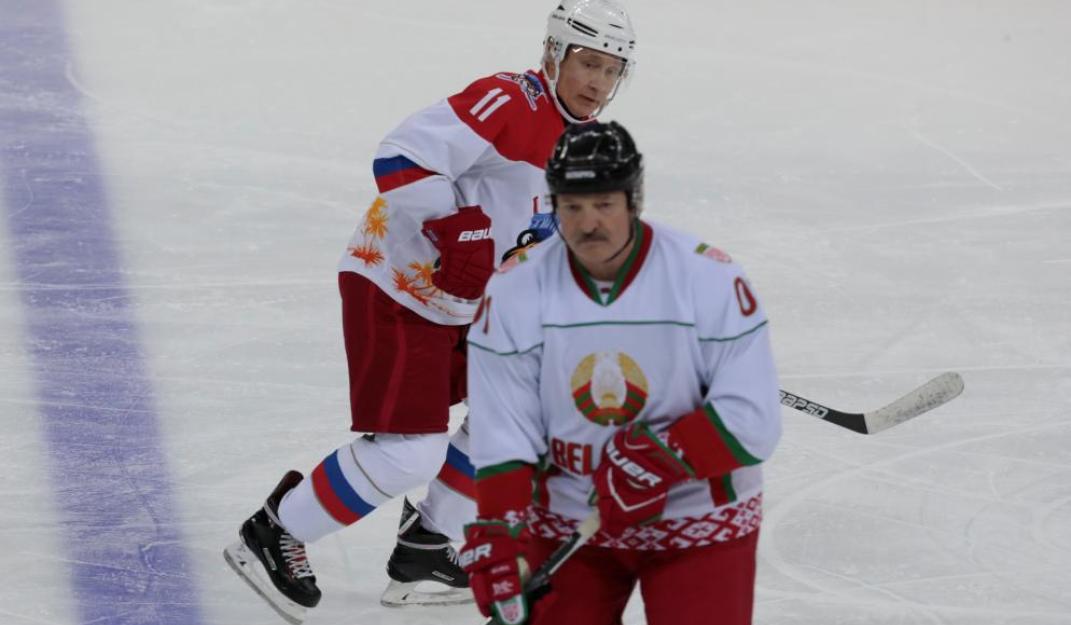 Russian President Vladimir Putin and Belarusian President Alexander Lukashenko take part in a hockey game at Shayba Arena in the Black Sea resort of Sochi, Russia February 15, 2019 © Reuters