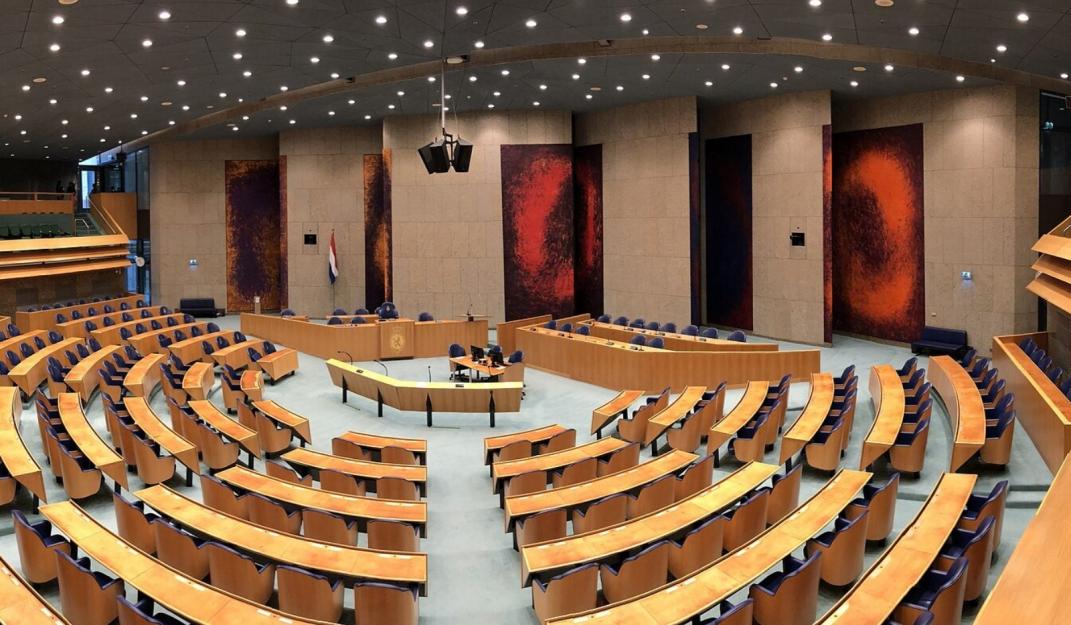 The empty plenary hall of the Dutch House of Representatives (Tweede Kamer), The Hague. Photo: Husky via Wikimedia Commons, CC BY 4.0