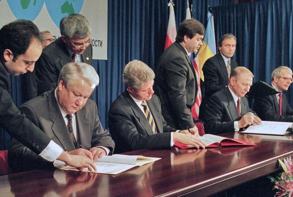 Raam op Rusland: Boedapest 1994. V.l.n.r. Jeltsin (Rusland), Clinton (VS), Koetsjma (Oekraïne) en Major (VK). Foto Wikimedia