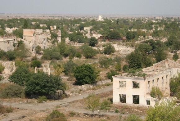 Raam op Rusland: De Azerbeidzjaanse spookstad Ağdam in Nagorno-Karabach, dat in 1993 verwoest werd door het Armeense leger. Foto Wikimedia