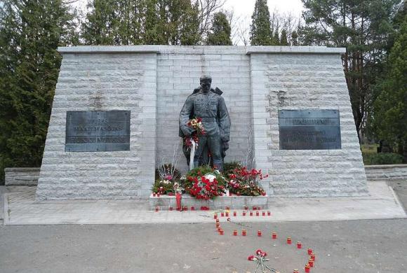 Raam op Rusland: De Bronzen Soldaat, omstreden monument ter ere van de Sovjet-overwinning op nazi-Duitsland. Foto wikimedia cc