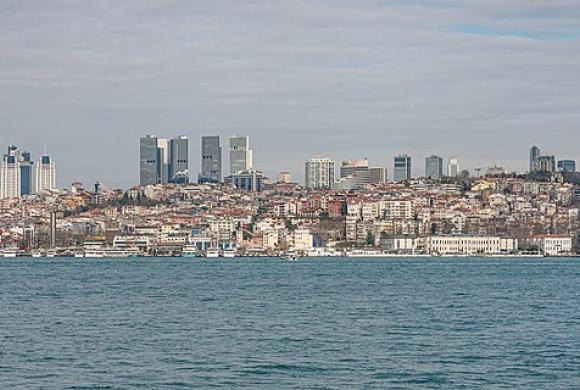 Raam op Rusland: bosporusDe zeestraat Bosporus verbindt  de Zwarte Zee met de Middellandse Zee. Eind maart werd een vanuit Oekraïense wateren op drift geraakte zeemijn onschadelijk gemaakt door de Turkse marine. Foto Wikimedia 