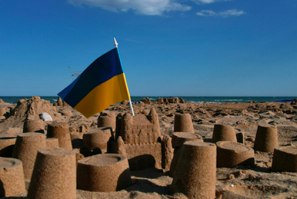 DutchCulture: sandcastles_built_by_ukrainian_refugees_and_locals_to_mourn_the_children_who_were_killed_during_the_war_-_photo_by_maria_plotnikova