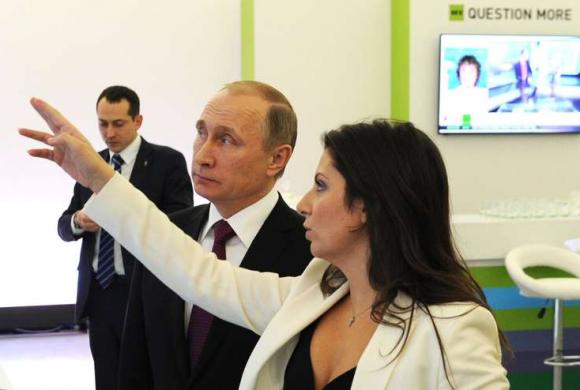Raan op Rusland: Margarita Simonjan leidt president Poetin rond bij RT, Moskou 2015. Foto Wikimedia Commons