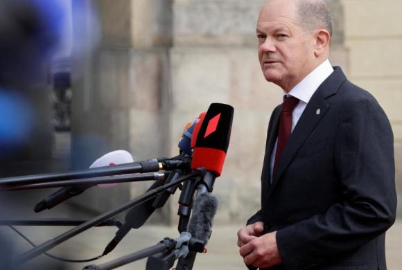 Source: Germany's Chancellor Olaf Scholz speaks to media as he arrives at the Informal EU 27 Summit and Meeting within the European Political Community at Prague Castle in Prague, Czech Republic, October 6, 2022. REUTERS/Leonhard Foeger