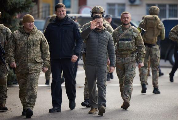 Raam op Rusland: zelenski in cherson na heroveringZelenski dook direct op in Cherson om de bevolking te steunen en de vlag te hijsen (foto twitter)