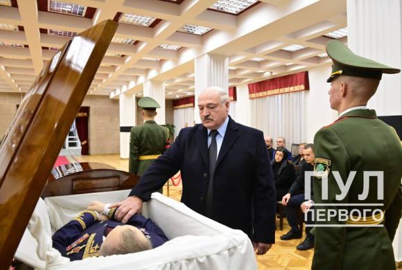 Raam op Rusland: Lukashenko bids farewell to his minister of Foreign Affairs Vladimir Makei (picture Pool1)