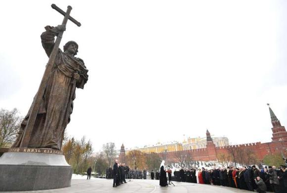 Raam op Rusland: In 2016 president Putin unveiled in front of the Kremlin the controversial monument of ruler of Kievan Rus Volodymyr the Great' in an attempt to make Ukrainian and Russian history united. Photo: Kremlin.ru. 