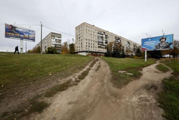 Reclameborden voor contractdienst bij het Russische leger. Links de slogan 'De helden van een heldenstad', rechts 'De trots van Rusland'. Sint-Petersburg, 21 oktober 2024. Foto: Anatoly Maltsev / EPA / ANP