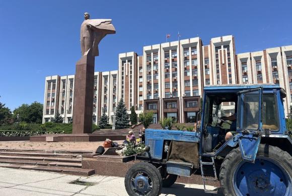 Het imposante Leninstandbeeld voor het parlementsgebouw van Transnistrië, in 'hoofdstad' Tiraspol. Op de voorgrond is de lokale plantsoendienst druk met het onderhoud van de openbare groenvoorziening. Foto: Dénis van Vliet