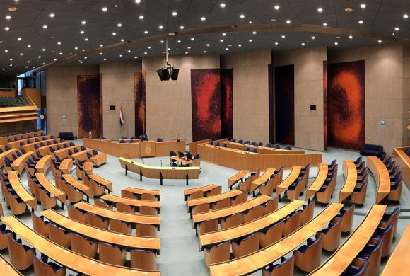 The empty plenary hall of the Dutch House of Representatives (Tweede Kamer), The Hague. Photo: Husky via Wikimedia Commons, CC BY 4.0