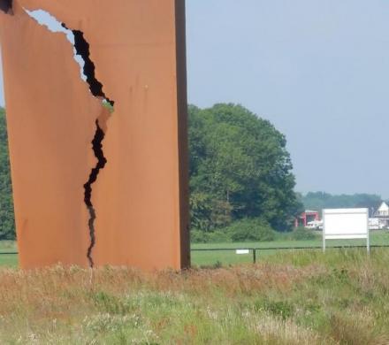 Source: Kunstwerk Het Andere Monument van Karel Buskes. Het monument moet aandacht vestigen op de aardbevingen in Groningen als gevolg van de gaswinning / Sicco2007, Flickr